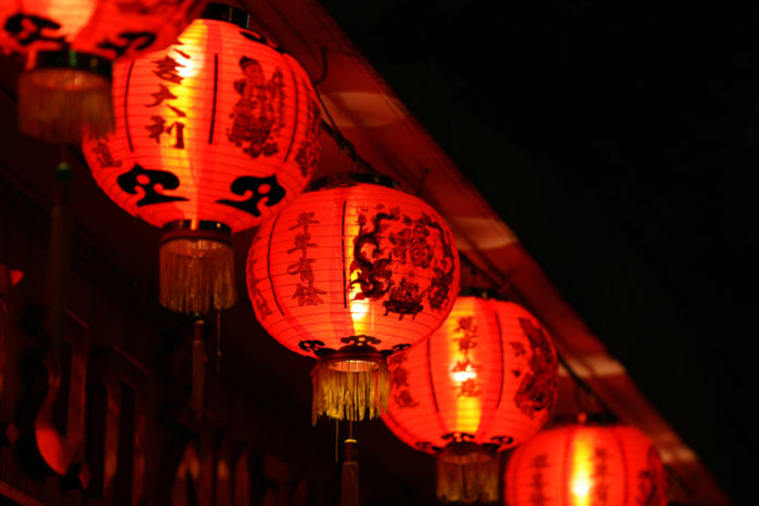 Được làm vải dù chống nước, bên dưới có tua rua vàng, đèn lồng đỏ Trung Quốc tượng trưng cho sự may mắn, bình an cho gia chủ 
