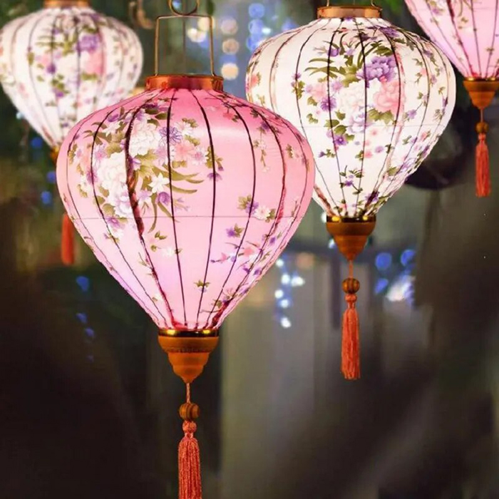 Lồng đèn tròn thêu hoa nổi chiếu sáng cực tốt, tạo sự nhẹ nhàng, thanh thoát cho không gian