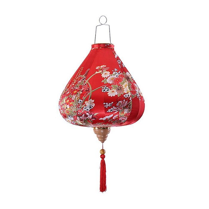 Đèn lồng được thiết kế theo phong cách cổ điển, xung quanh in họa tiết hoa độc đáo và ấn tượng