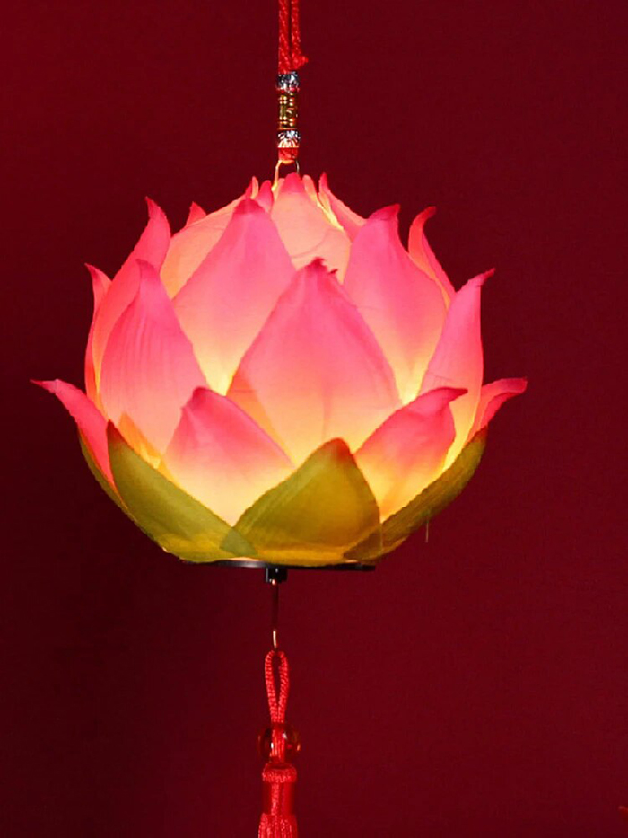 Đèn lồng có thiết kế tựa bông hoa sen thanh khiết kết hợp chất liệu nhựa mang đến khả năng chiếu sáng cực tốt