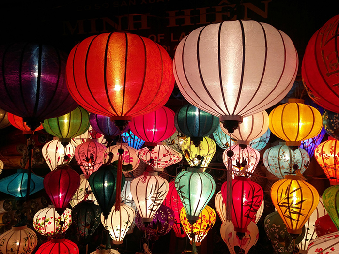 Đèn lồng Trung Quốc có hình dáng đa dạng phù hợp cho cả không gian được trang trí theo phong cách cổ điển và hiện đại