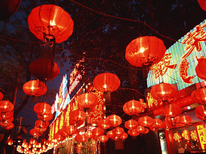 Đèn lồng giấy hình tròn đơn giản mang đến cảm giác nhẹ nhàng, ấm áp cho không gian
