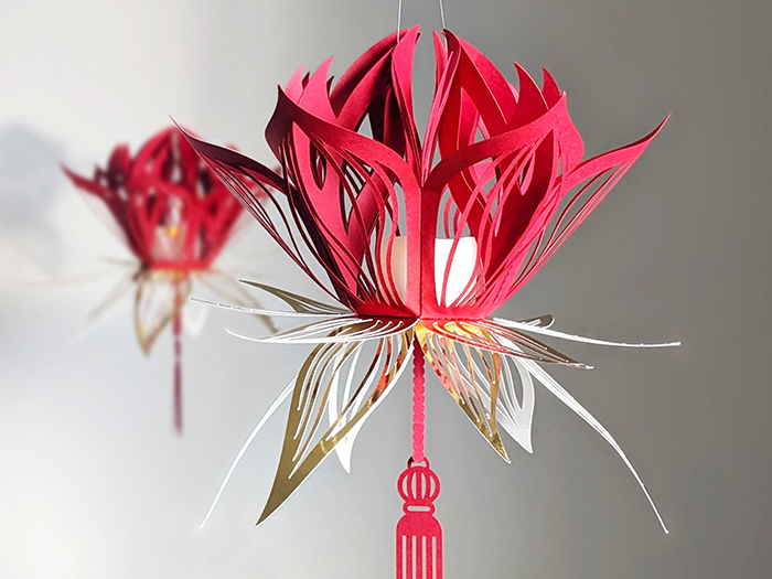Đèn lồng hình hoa được thiết kế từ các sợi vải lạnh kết thành cánh hoa ghép lại với nhau trong rất nhẹ nhàng và tinh tế