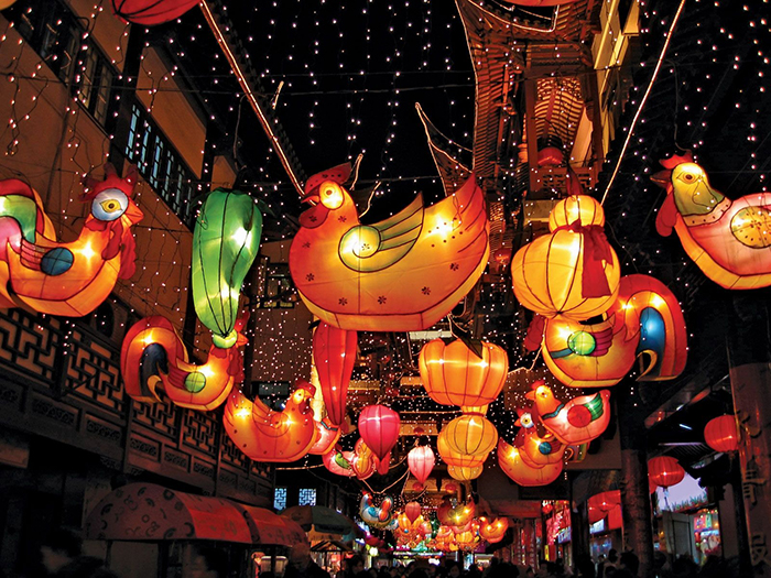 Nên ưu tiên chọn đèn lồng có nguồn sáng bằng điện nếu thường xuyên sử dụng với mục đích chiếu sáng