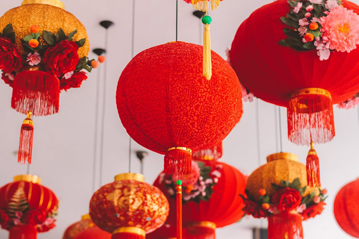 Đèn lồng đỏ treo Tết được làm từ vải dệt có hình tròn bên trên được thiết kế như hình bông hoa nở rất sang trọng và bắt mắt