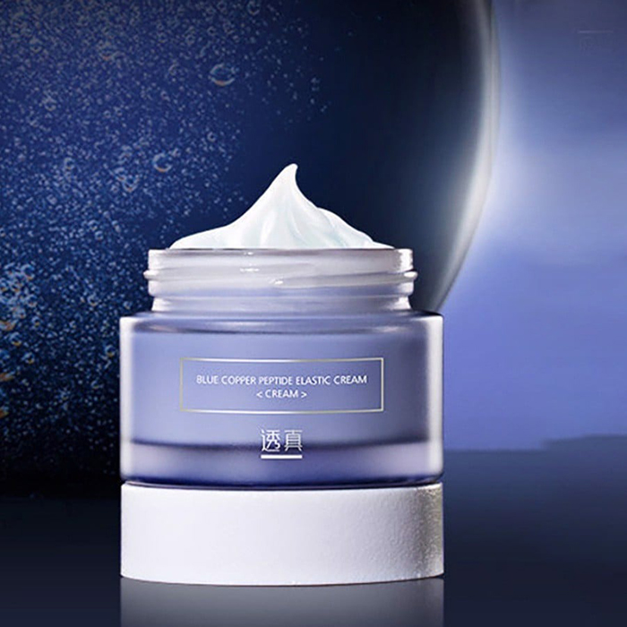 Kem dưỡng da Blue Copper Peptide Elastic Cream của Lucenbase có khả năng cấp ẩm tốt, làm dịu da