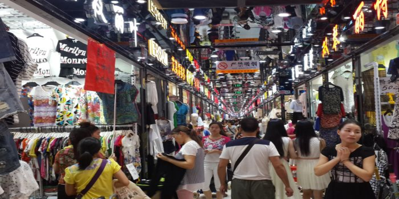 Chợ Shisanhang buôn bán nhiều mặt hàng quần áo tầm trung