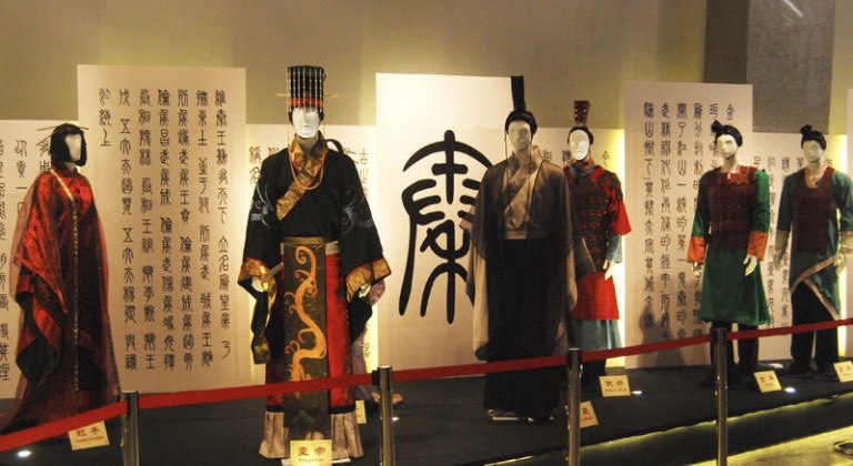 Minh họa trang phục truyền thống ở nhiều cấp bậc của thời nhà Tần