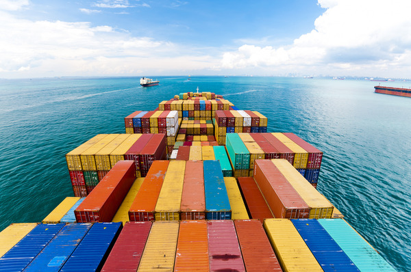 Vận tải container thường chậm hơn do ảnh hưởng của các yếu tố như vị trí địa lý, điều kiện tự nhiên, tốc độ tàu,...