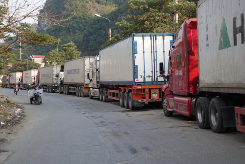 Hàng loạt các xe container chở nông sản cùng đổ về cửa khẩu
