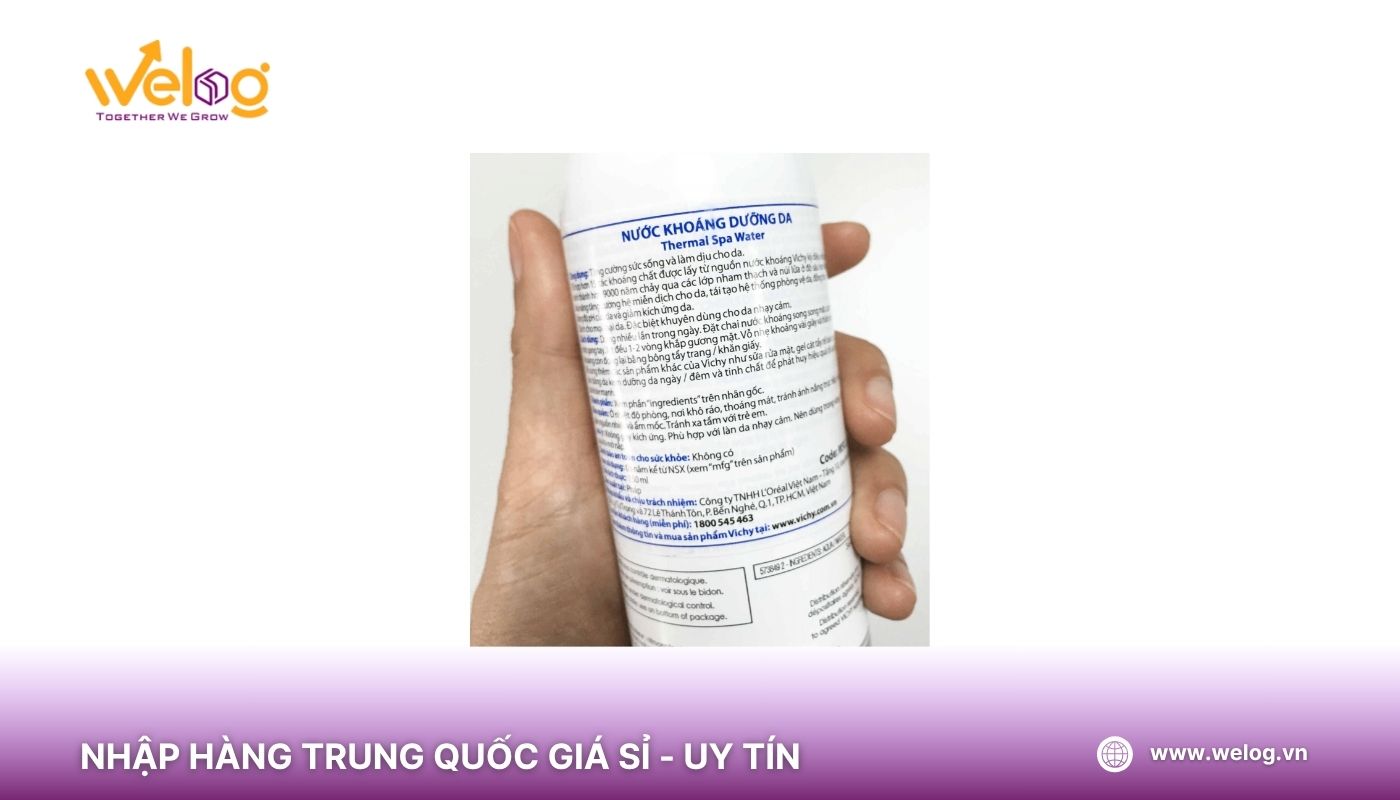Dán nhãn mác cho lô hàng mỹ phẩm nhập khẩu từ Trung Quốc
