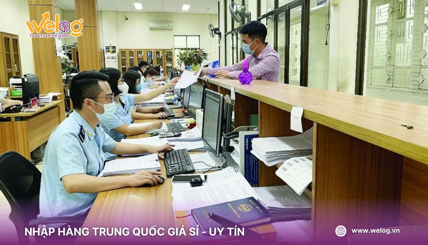 Nhân viên hải quan đang kiểm tra và xử lý thủ tục nhập khẩu đồ chơi từ Trung Quốc