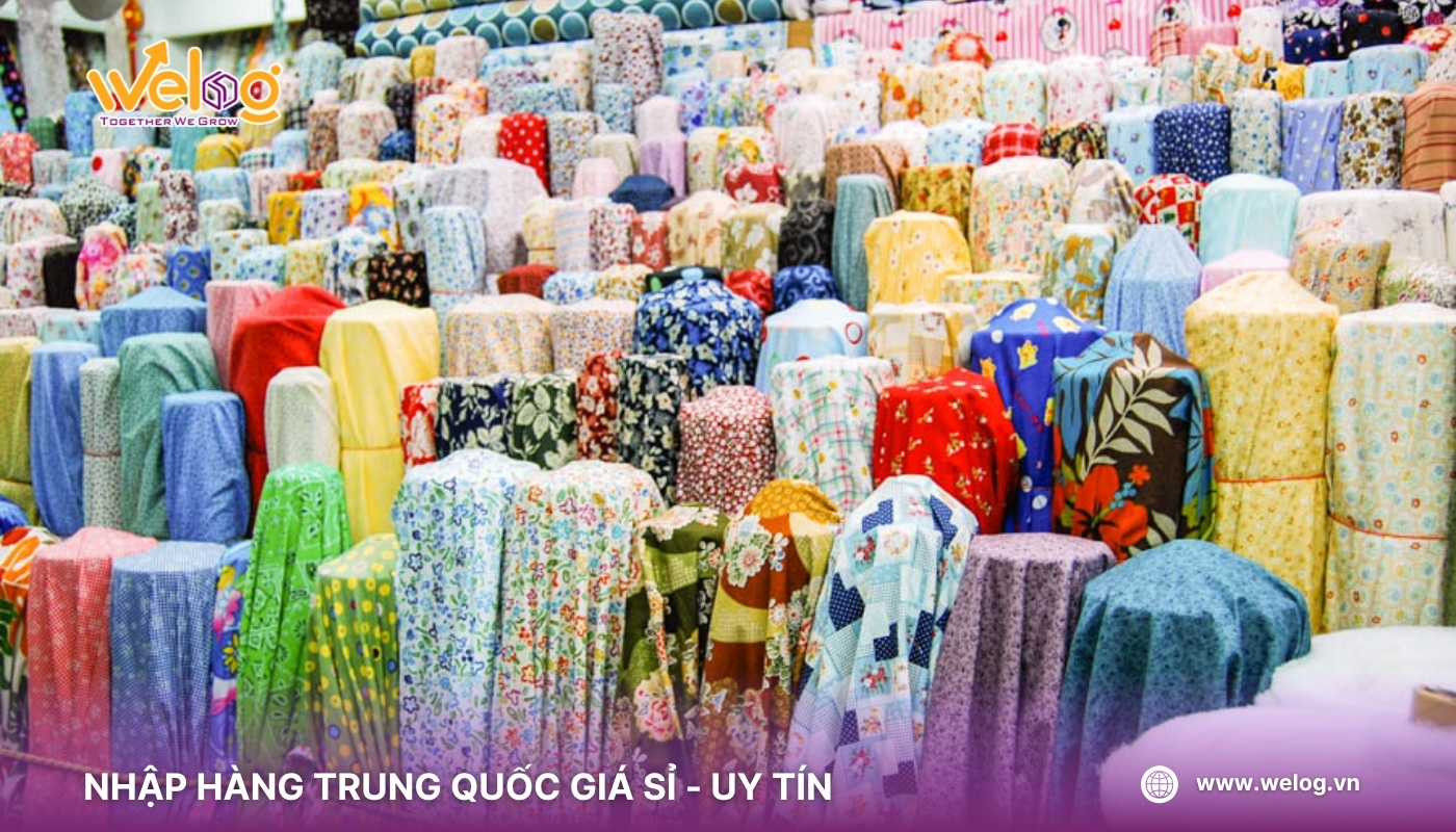 Nhiều chủ shop bán buôn vải Trung Quốc lựa chọn chợ cửa khẩu để nhập hàng