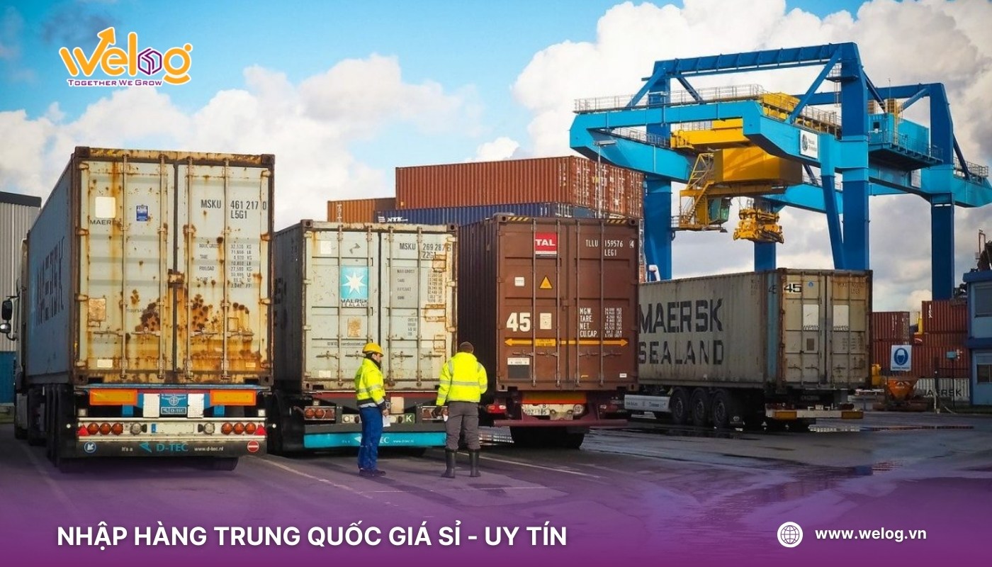 Xe vận chuyển hàng sau khi hoàn tất thủ tục nhập khẩu đồ chơi từ Trung Quốc